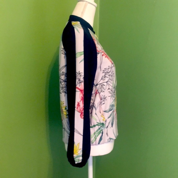 ZARA  long sleeved front zipper jacket in floral design and black accents - Picture 2 of 8